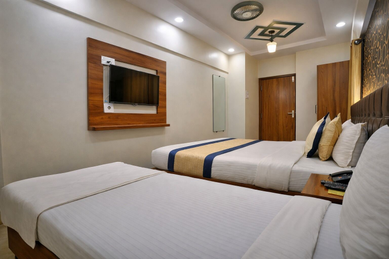 Room 5, Glitz Saineel Executive Near Juhu Beach, Mumbai Suburban
