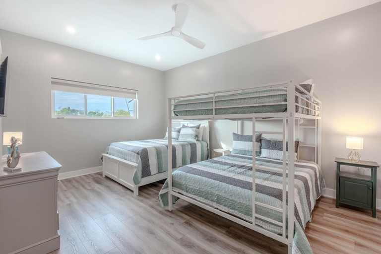 Bedroom 2, Tropical Shores, Lee