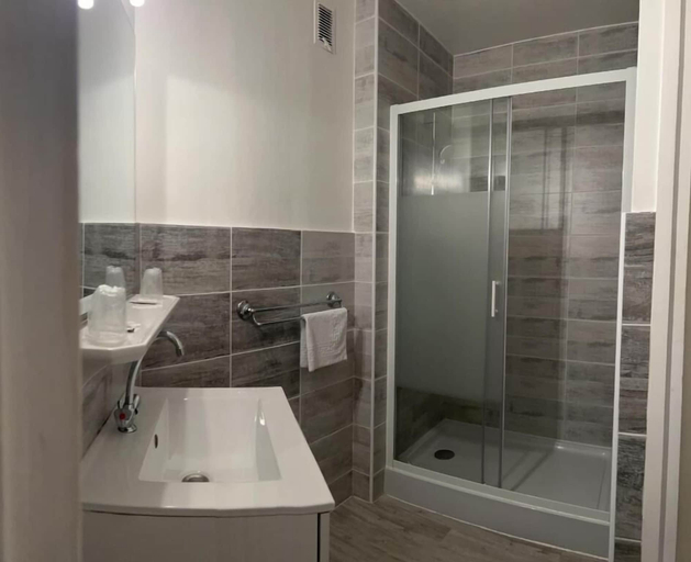 Bathroom 5, Hotel du Lion D'Or, Lot