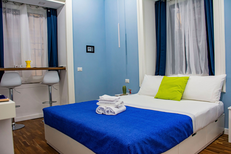 Room 5, Inner Naples, Napoli