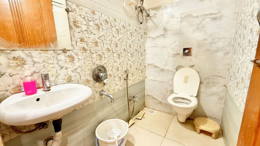 Bathroom 2, Hotel P & L near Mahakaleshwar Temple, Ujjain