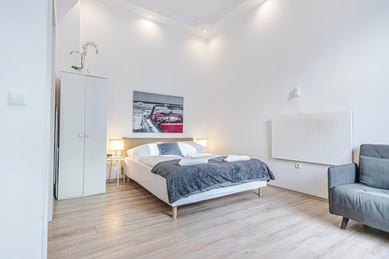 Room 3, Family 2 Apts for 6P Stadthalle Area, Wien