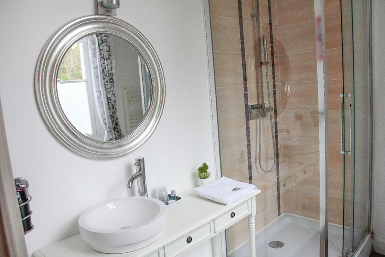 Bathroom 4, Chateau de Baillant - Futuroscope, Vienne