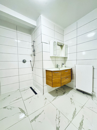 Bathroom 4, Stylish 3BR Apt Outdoor Space Sleeps 8, Wien