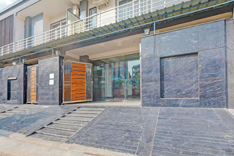 Property entrance 5, FabHotel Premier Stays - 800m from Artemis Hospitals Gurgaon, Gurgaon