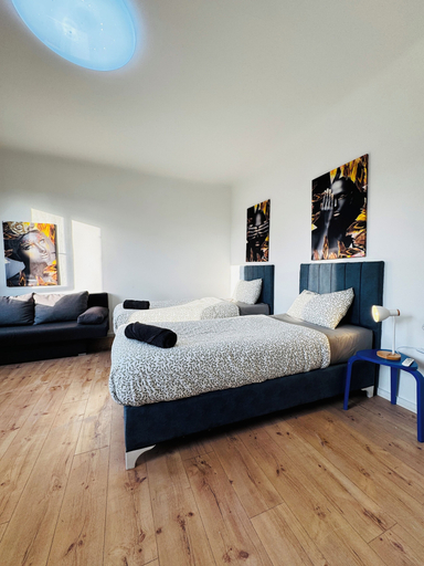 Room 5, Stylish 3BR Apt Outdoor Space Sleeps 8, Wien