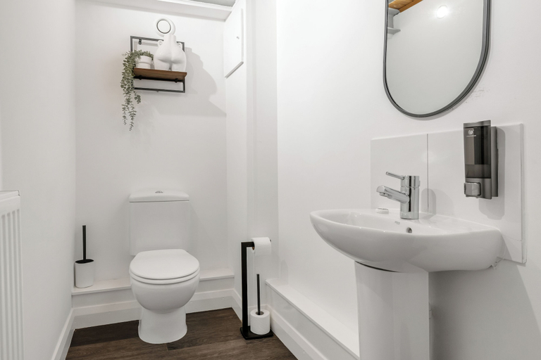 Bathroom 5, Central Apt Old Market Sqr with Parking, Nottingham