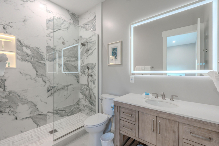 Bathroom 3, Tropical Shores, Lee