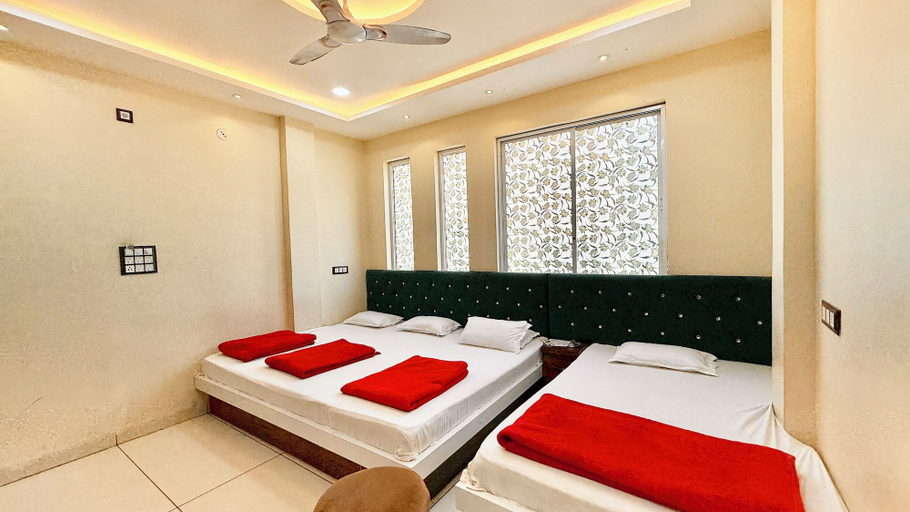 Room 5, Hotel S C PALACE near Mahakal Temple, Ujjain