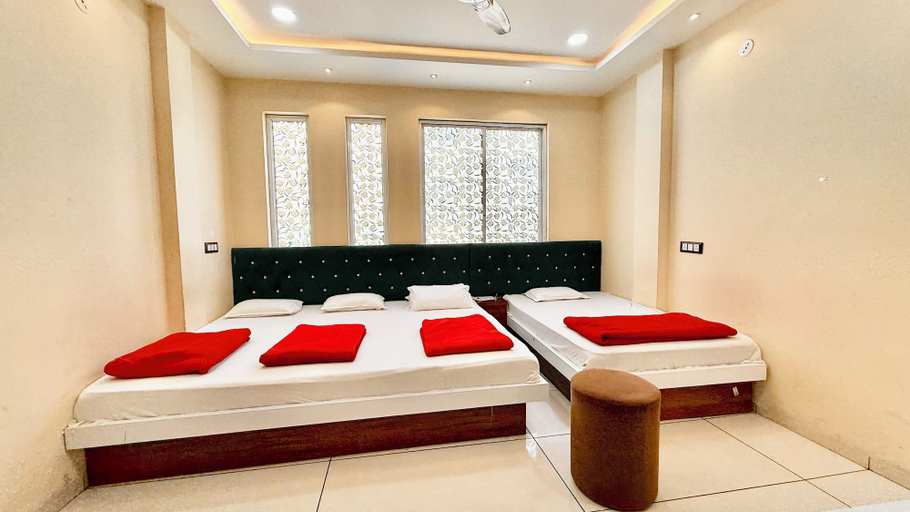 Room 2, Hotel S C PALACE near Mahakal Temple, Ujjain