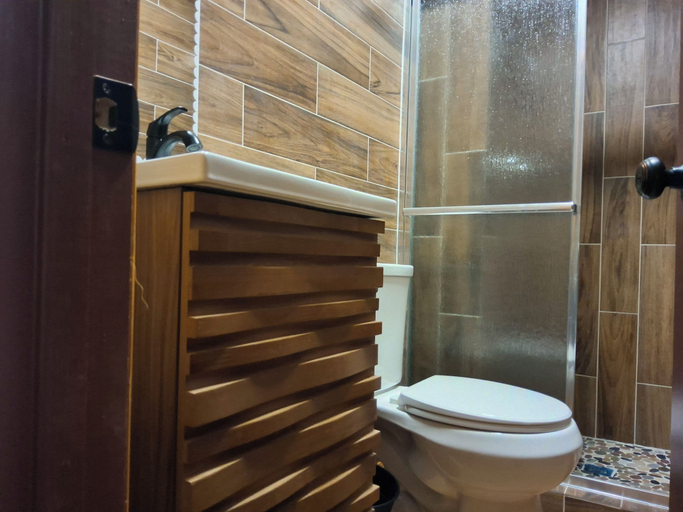 Bathroom 4, The Mint Motel, Arlington