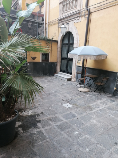 Exterior 2, a un passo dal duomo, Catania