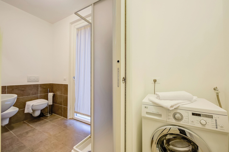 Bathroom 5, Casa Oleandri Shared Pool And Lake View, Brescia