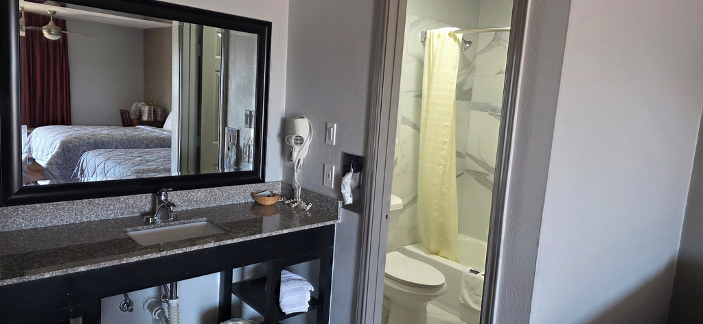 Bathroom 4, Gate One Inn, Brown