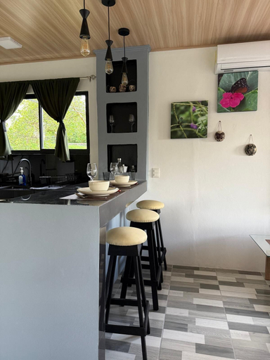 In-room dining 2, Arenal cautiva, San Ramón
