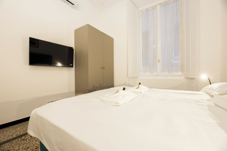 Room 5, Airy 5BR Flat with Balcony - Old Town, Genova