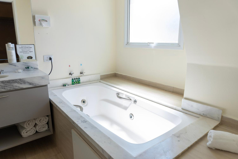 Bathroom 3, Flats Chateau Campos do Jordao em Capivari com lareira, Campo Limpo Paulista
