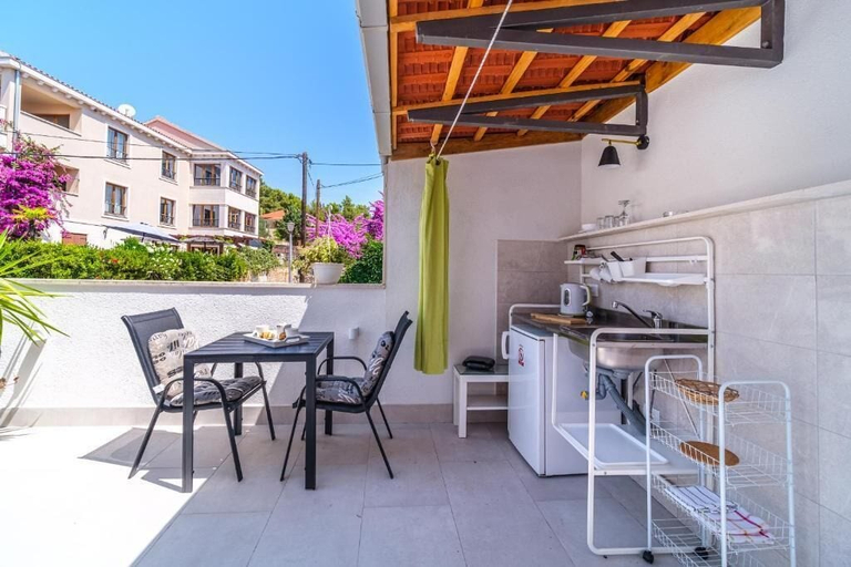 Others 5, Rooms Ana, Milna