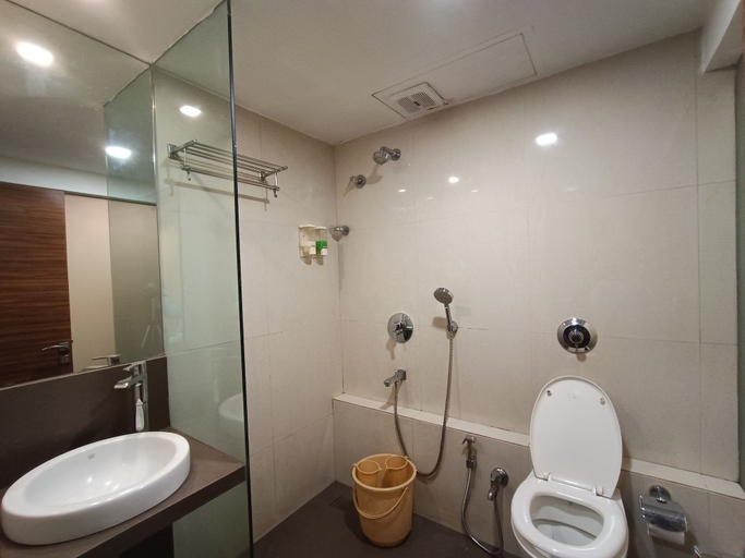 Bathroom 5, Rajhans Hotel, Mumbai Suburban