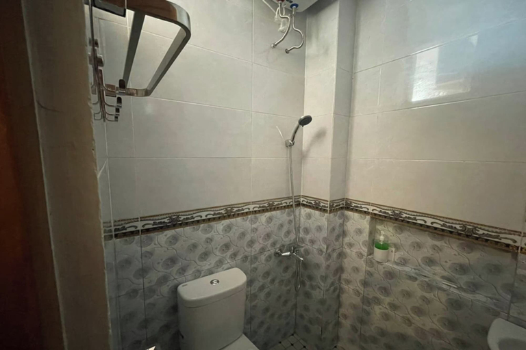 Bathroom 3, Hotel O near Pantai Losari formerly, Makassar