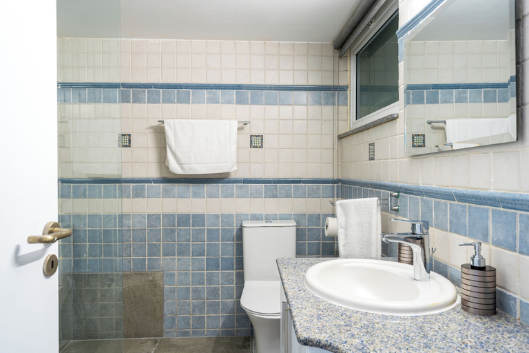Bathroom 4, Oracle 2-BR Apt. & Balcony in Larnaca, Larnaca