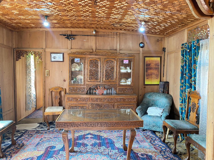 Family dining, Houseboat Newheidi, Srinagar