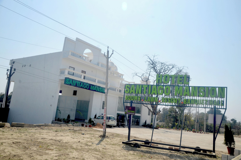 Front of property 2, Hotel Santiago Mansion, Faizabad
