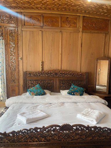 Room 5, Houseboat Newheidi, Srinagar