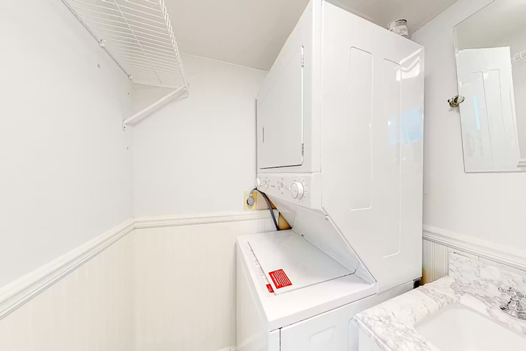 Bathroom 1, Pinnacle Port A-929, Bay