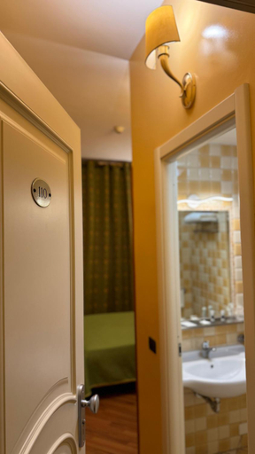 Bathroom 4, Bright, Rome