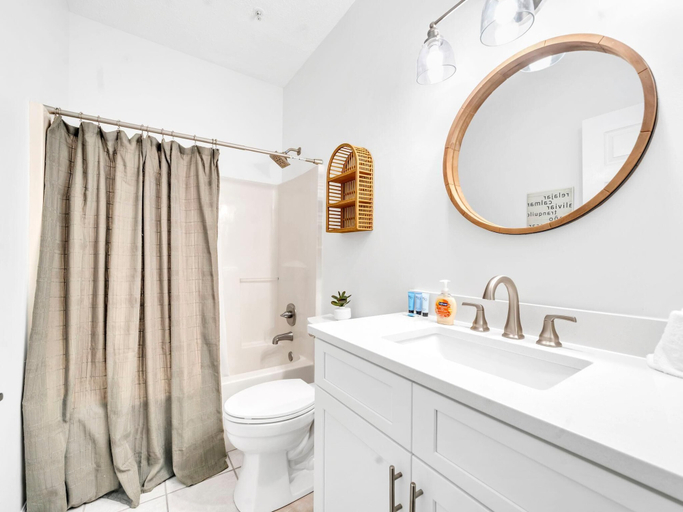 Bathroom 1, Heron's Watch Way 1102, Walton
