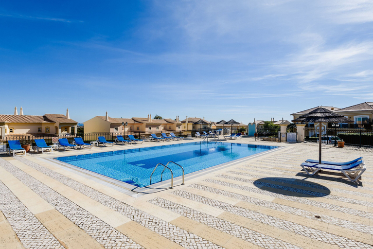 Pool 4, Fairview Golfside Apartment at Boavista, Lagos