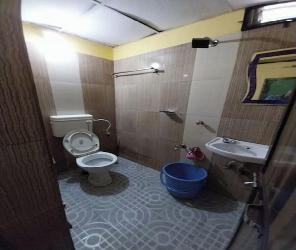 Bathroom 2, Alfina Guest House, South Goa