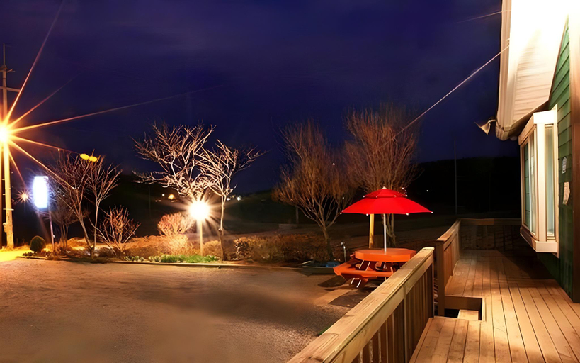 Others 2, Taean Mongsanpo Pine and Apple Pension, Taean