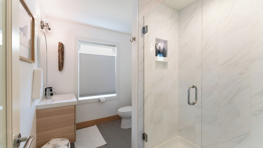 Bathroom 4, Grey Oak by Avantstay Surfers Retreat Walk to Cove Beach + Golf + Firepit, Clatsop