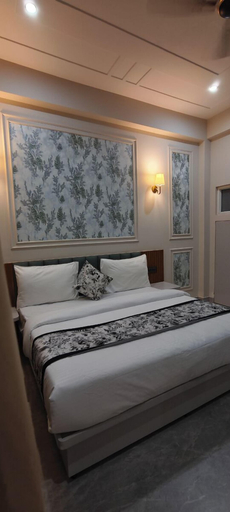 Room 2, The Golden Taj Vrindavan, Mathura