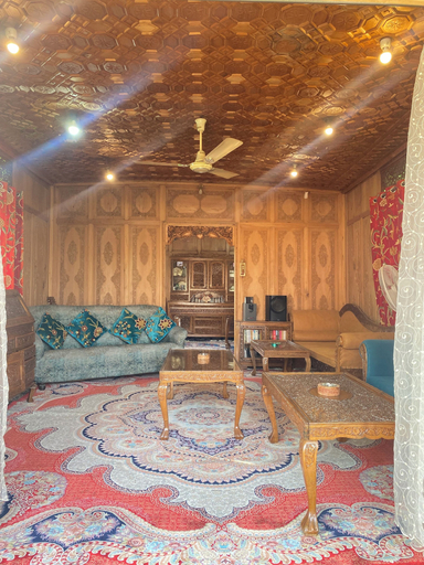 Living area 2, Houseboat Newheidi, Srinagar