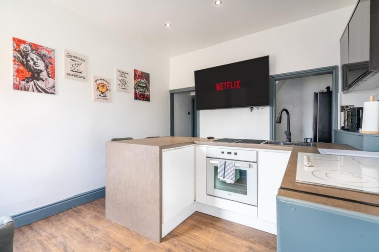Private kitchen 2, Sheffield 4 Bed Home by Broomhill Village, Sheffield