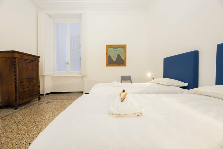 Room 3, Airy 5BR Flat with Balcony - Old Town, Genova