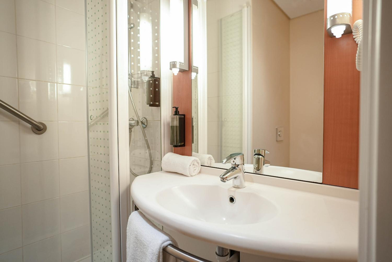 Bathroom 5, ibis Porto Centro São Bento, Porto