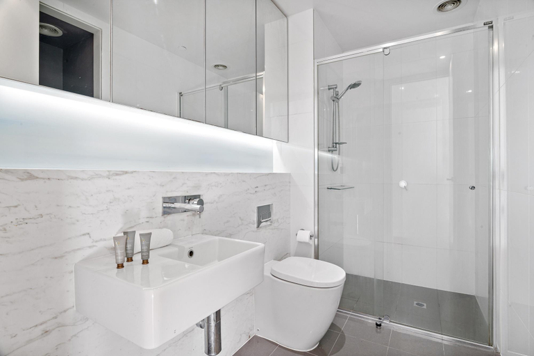 Bathroom 2, One Bed Apartment Close to Cafes and Coast, Melbourne