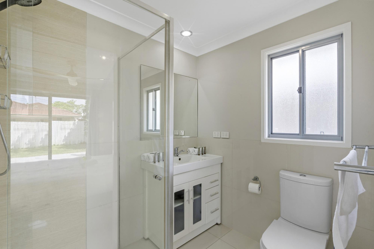 Bathroom 4, Spacious 4-Bed House with Secure Parking, Northgate