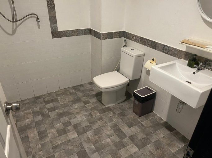 Bathroom 4, NR Nanai Patong, Phuket Island