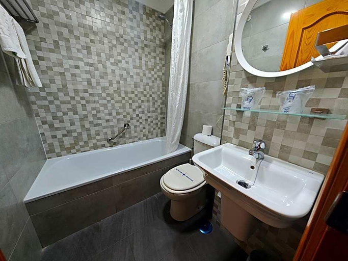 Bathroom 4, Hotel Miraya Beach, Málaga