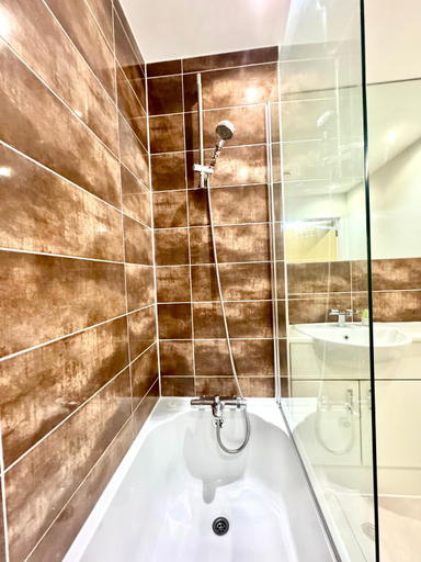 Bathroom 3, Cloud9StayZ at The Nankeville 01, 02 & 03, Surrey