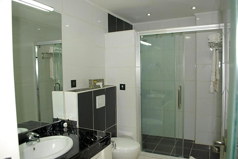 Bathroom 4, Best Western Plus Serene Atlantic Hotel, Shama Ahanta East