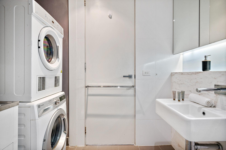 Bathroom 5, One Bed Apartment Close to Cafes and Coast, Melbourne