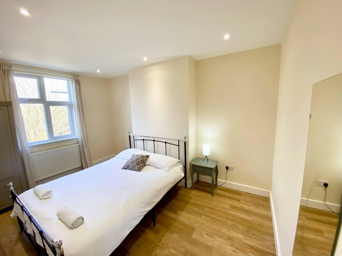 Bedroom 5, Stunning Two Bed South Croydon Apartment - Relax in Style, London