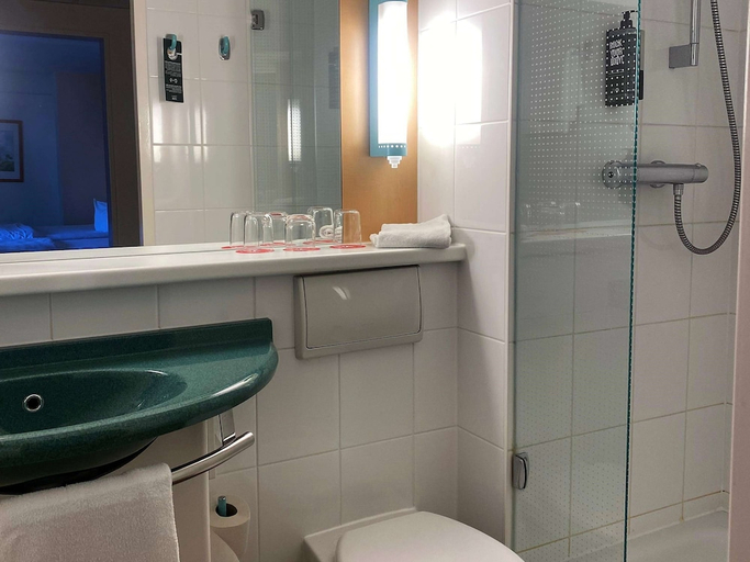 Bathroom 5, ibis Erfurt Altstadt, Erfurt