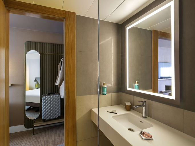 Bathroom 5, Novotel Nancy, Meurthe-et-Moselle